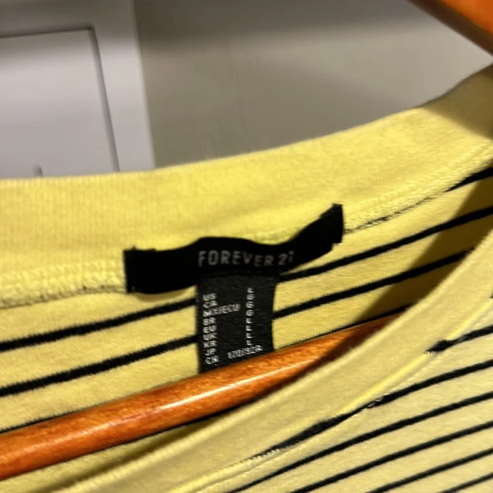 Yellow forever 21 crop top - Picture 2 of 3